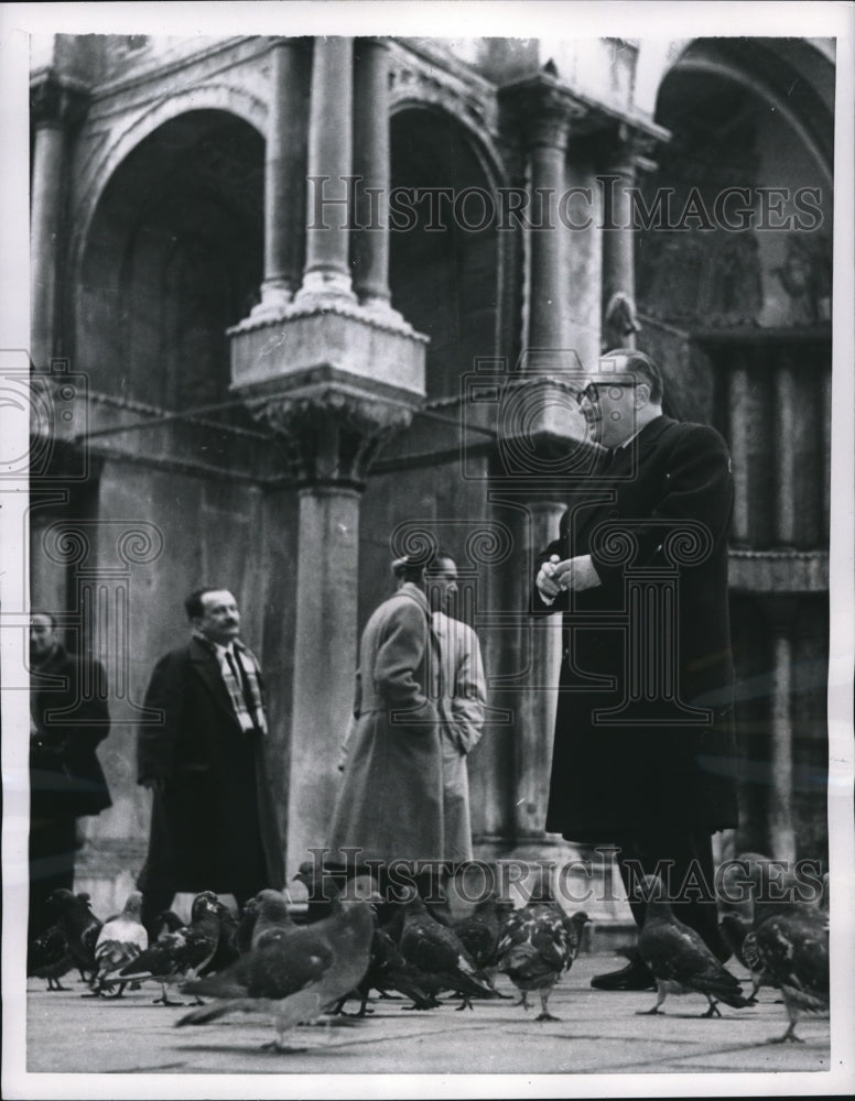 1957 Press Photo French Solicalisst Pierre Commin in Venice&#39;s Piazza San Marco - Historic Images