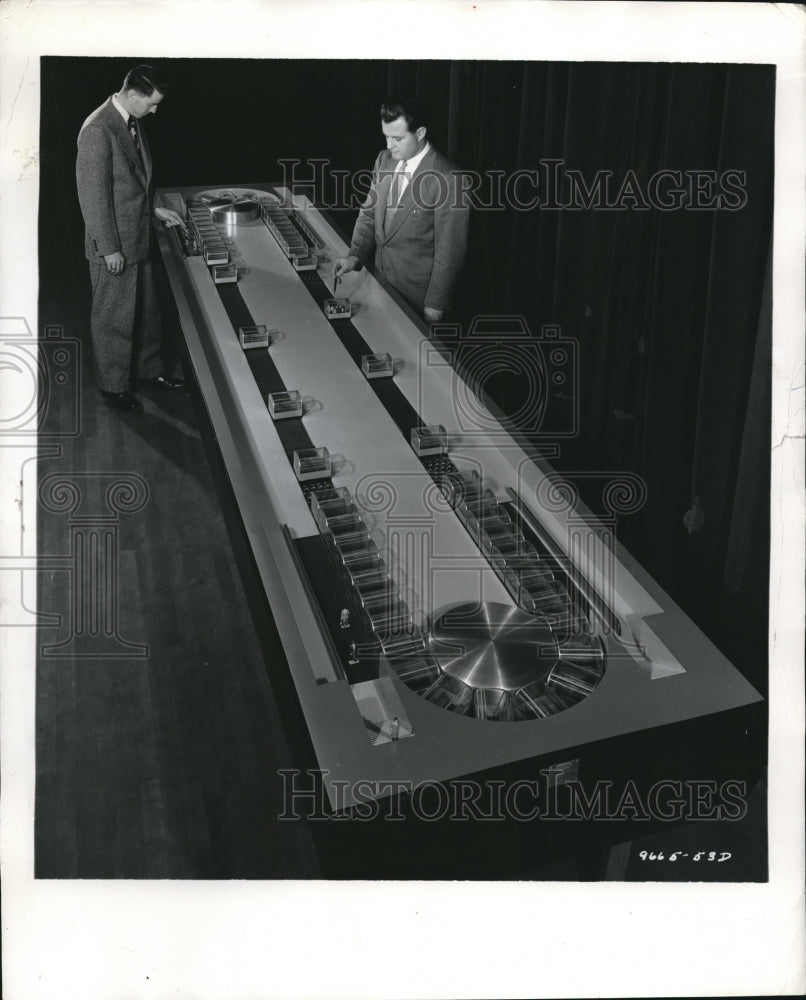 1957 Press Photo Engineers Richard Turners and Paul Freitag with the carveyor - Historic Images