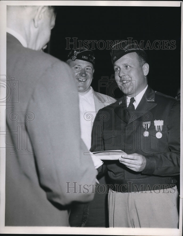 1950 Press Photo VFW Commander Holds Cablegram from Gen. Douglas MacArthur - Historic Images