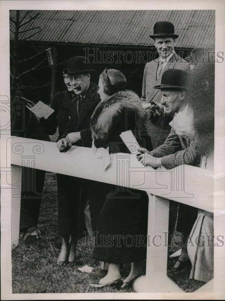 1936 Press Photo Mrs Wallis Simpson with King Edward holding a race card - Historic Images