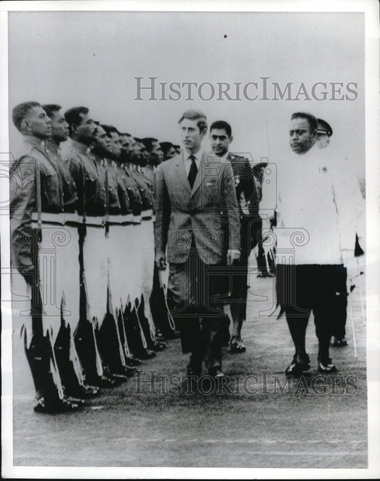 1970 Press Photo Prince Charles inspects military honor guard - Historic Images
