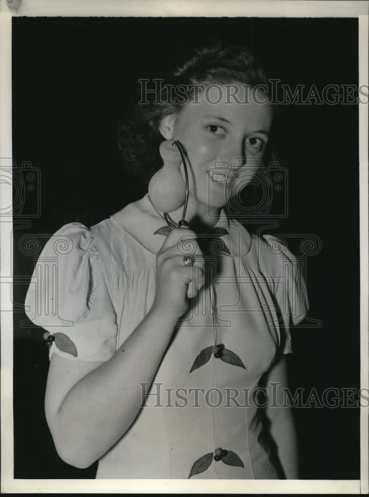 1938 Press Photo Betty Jane Simon demonstrates double chin eradicator - Historic Images