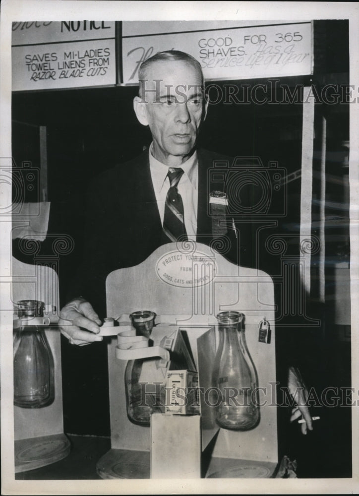 1938 Press Photo William Coverdale at Natl Inventor&#39;s Congress with metal clamp - Historic Images