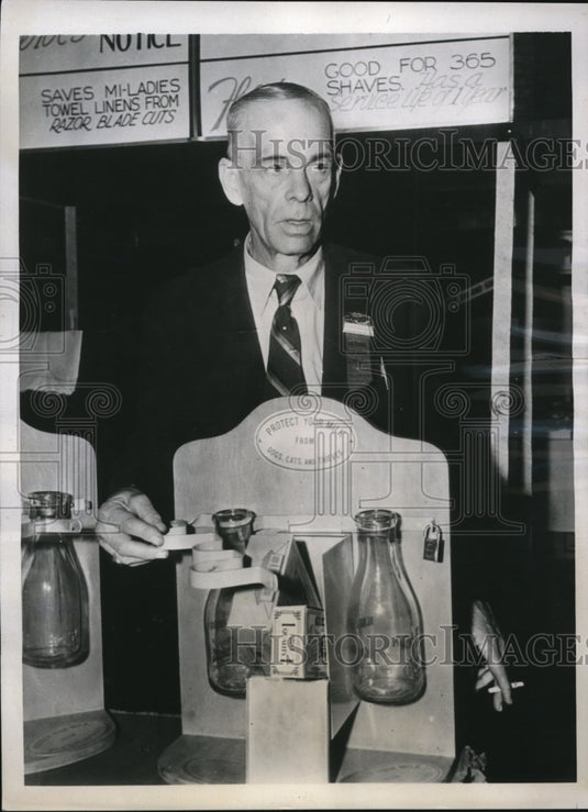 1938 Press Photo William Coverdale at Natl Inventor's Congress with metal clamp - Historic Images