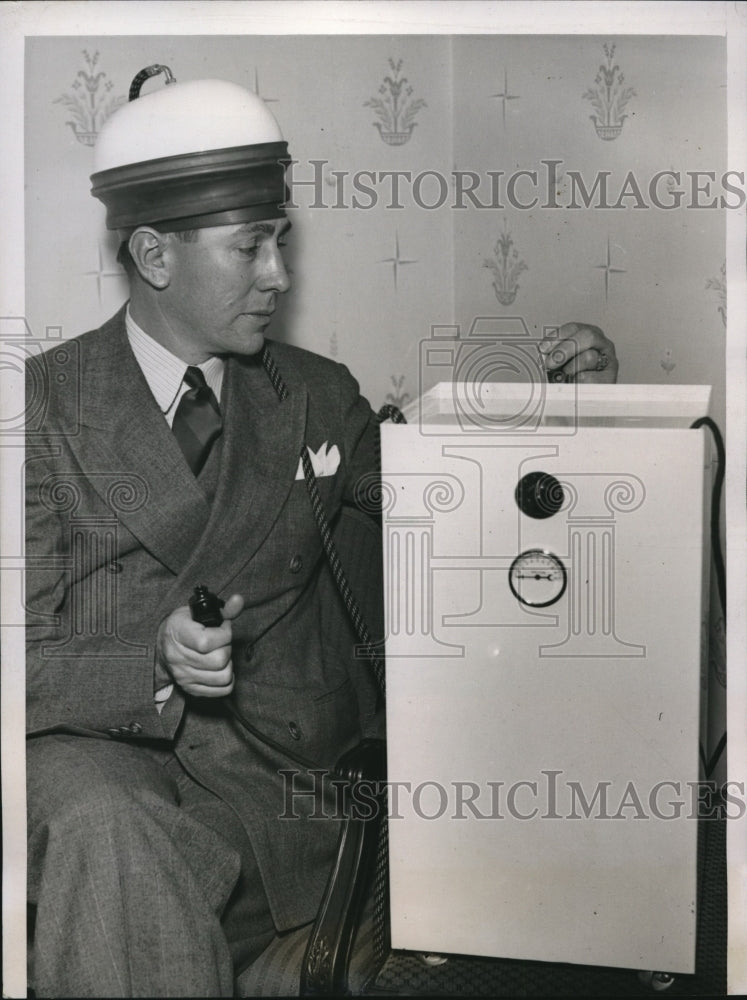 1938 Press Photo Collis Irby trying Head massage at annual convention - Historic Images