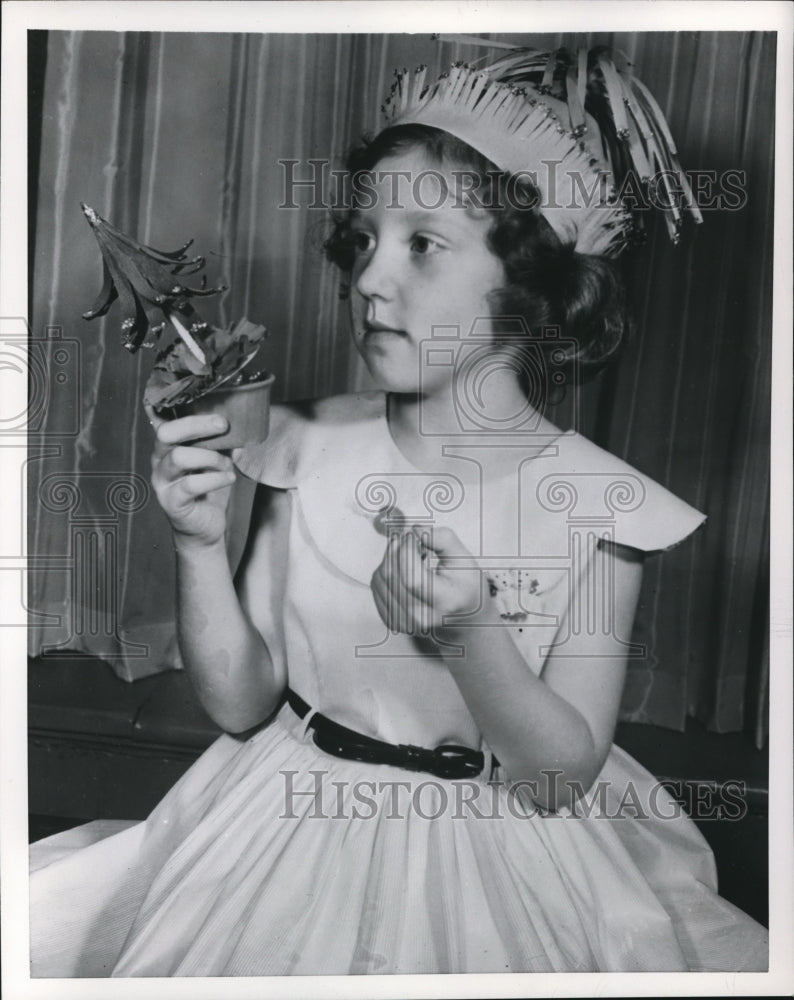 1953 Press Photo Childrens party making cap. - Historic Images