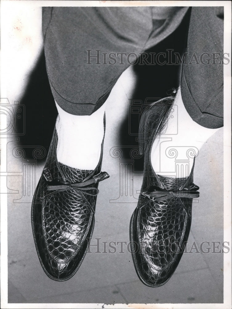 1967 Press Photo Alligator type oxford with one bot tie shows for men - Historic Images