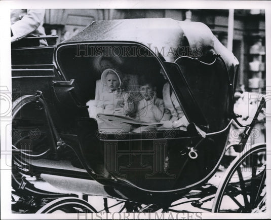 1953 Press Photo Prince Charles and Princess Anne Returning to Buckingham Palace - Historic Images