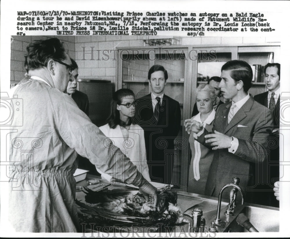 1970 Press Photo Prince Charles watches an autopsy of a Bald Eagle - Historic Images