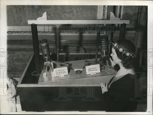 1933 Press Photo Theresa Olivie looking at Wave Motor built by M. Hansen - Historic Images