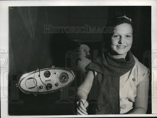 1933 Press Photo Dorothy Morgan present's Sleep Arrester at Inventors' Congress - Historic Images
