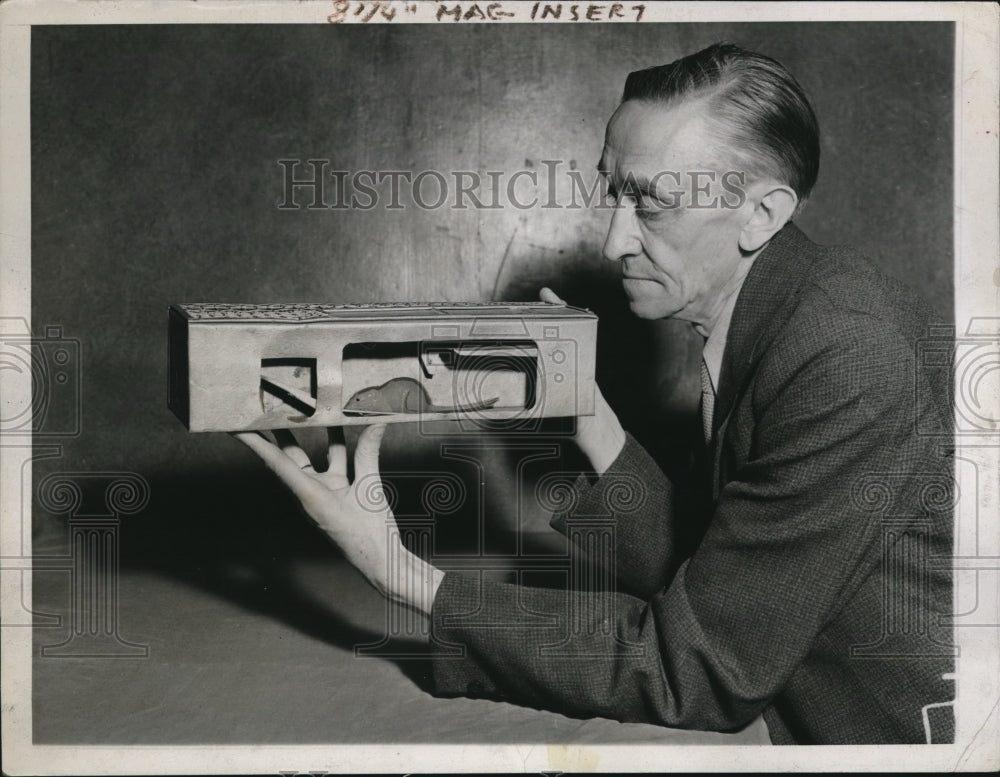 1937 Press Photo Edward L. Harrison exhibiting Perpetual Motion Mouse - Historic Images