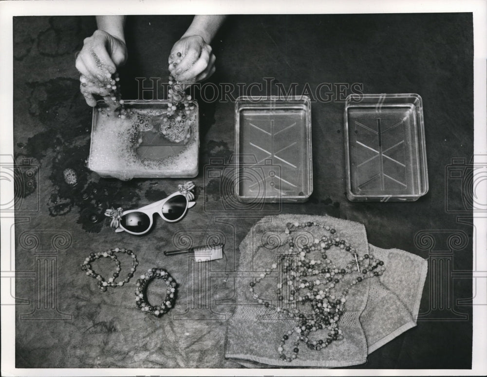 1957 Press Photo Washing Beads - Historic Images