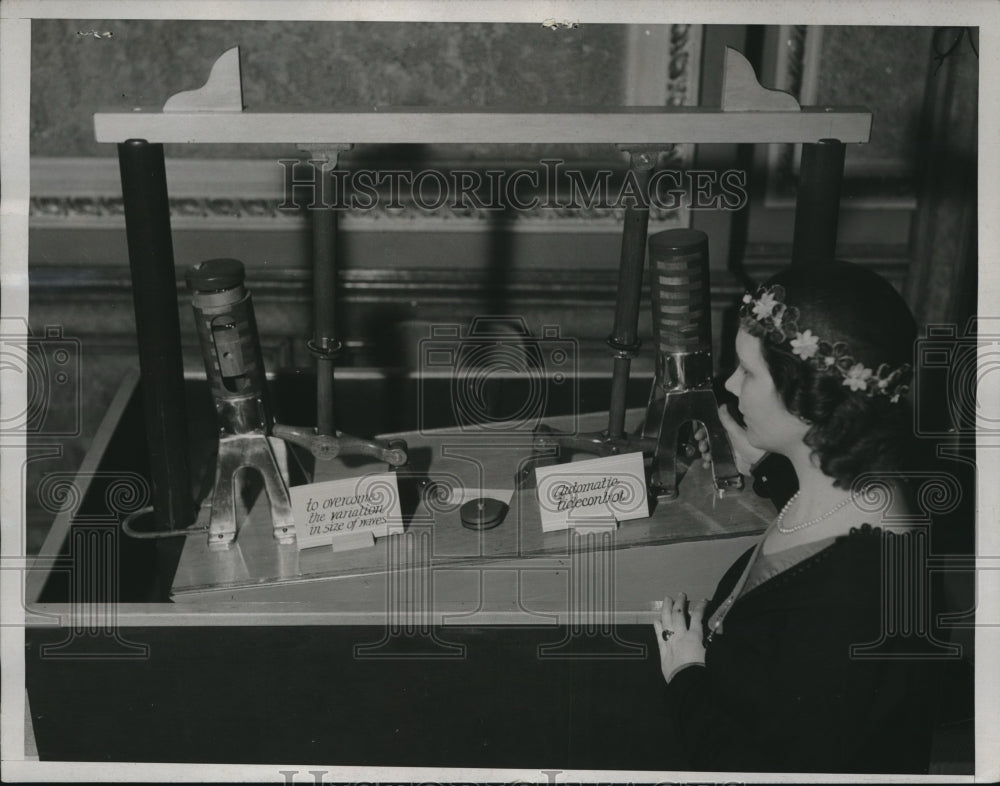 1933 Press Photo Theresa Olivie checks the wave motor at the Inventor&#39;s Congress - Historic Images