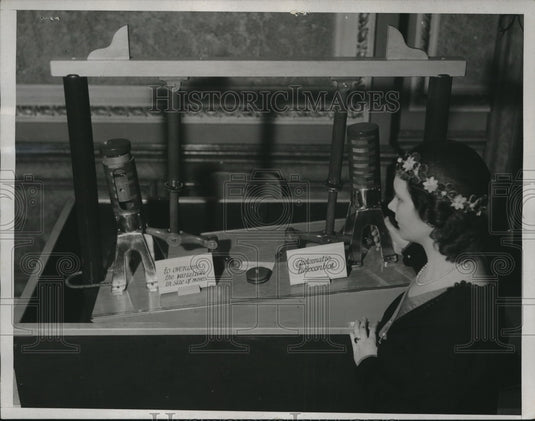 1933 Press Photo Theresa Olivie checks the wave motor at the Inventor's Congress - Historic Images