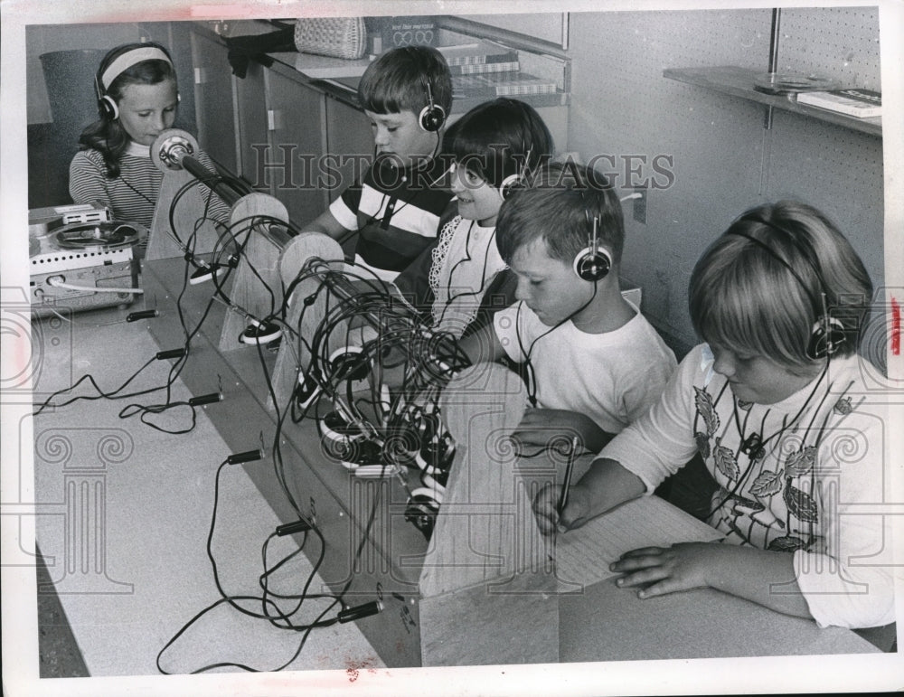 1967 Press Photo First Graders Listening Post, Reading Class - Historic Images