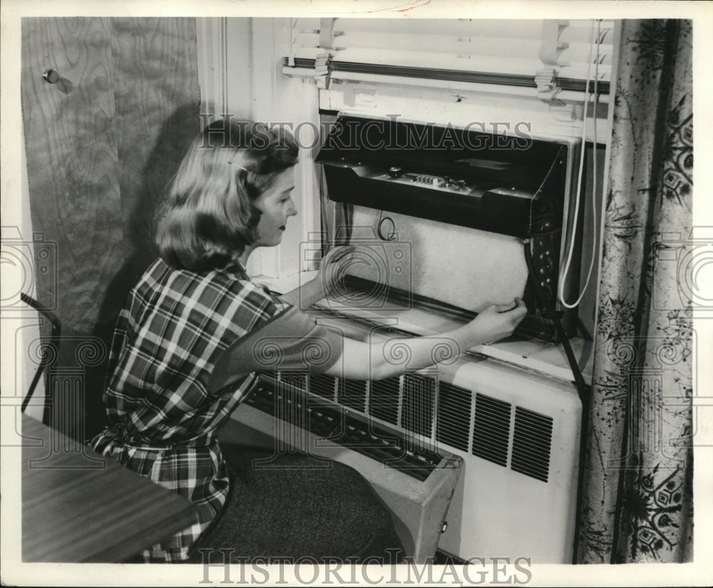 1958 Press Photo Filter for Air Contioner - Historic Images