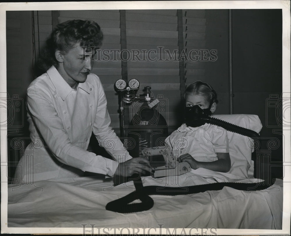 1946 Press Photo Ait MAterial Command Aero-Medical Lab.modeled by Barbara Briggs - Historic Images