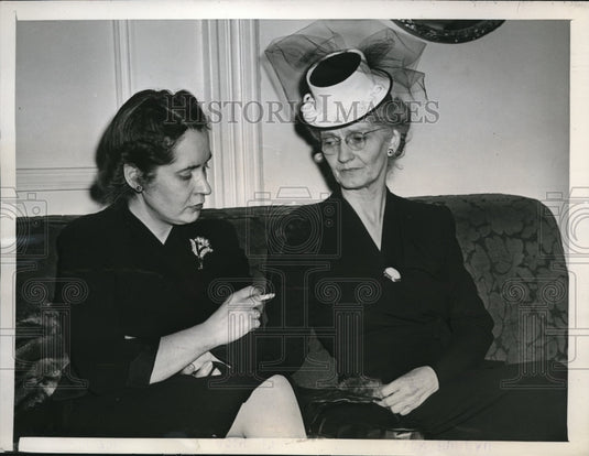 1946 Press Photo Mrs. Clara  Stammler with her daughter, Rosalie Burns - Historic Images