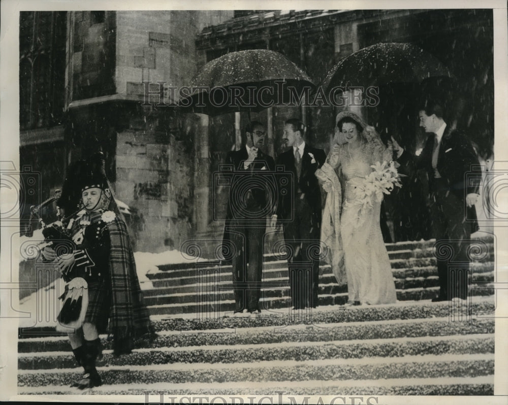 1939 Press Photo Mr Mrs Leslie Harvey, 1st wedding in this church in 25 years - Historic Images