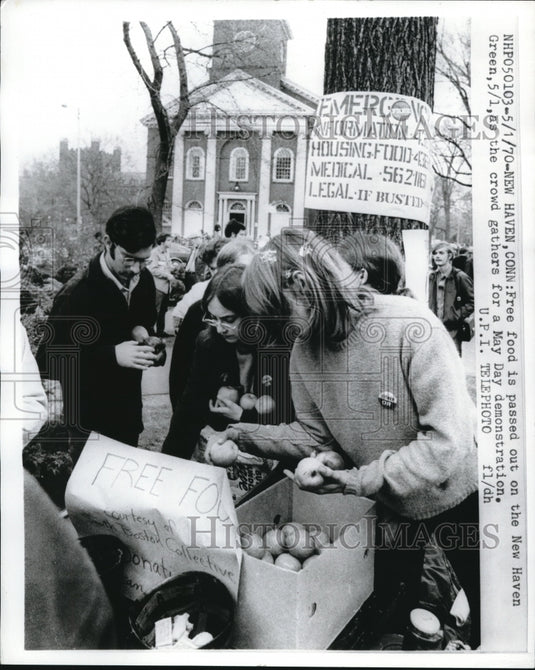 1970 Press Photo Free Food is passed out for May Demonstration at Conn - Historic Images