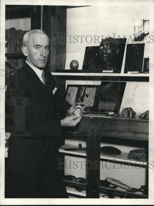 1932 Press Photo Professor Ferdinand Watzek in front of his museum - Historic Images