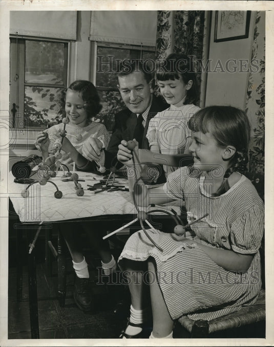 1947 Press Photo Toy Maker Richard Hopkins with daughters Willafray, Susan, Joan - Historic Images