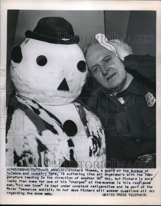 1955 Press Photo Museum of Science and Industry guard Richard Thomas - Historic Images