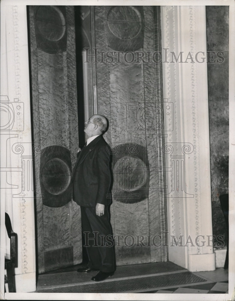 1937 Press Photo Joseph Singer closing the main entrance of the Senate Chamber - Historic Images