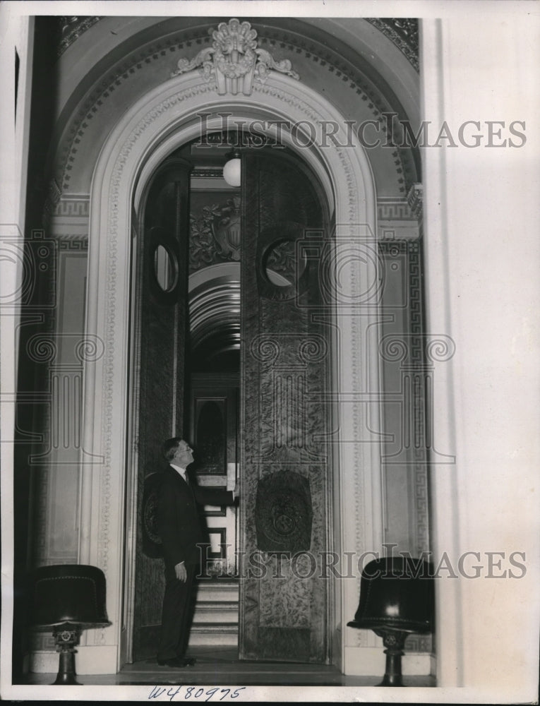 1938 Press Photo Joseph Sinnott tries out the doors of the House Chamber - Historic Images