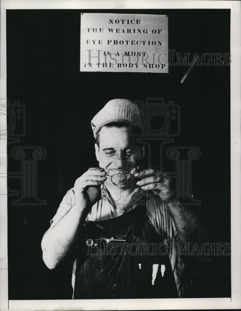 1948 Press Photo Harry Gillette as he wears his safety glasses - Historic Images