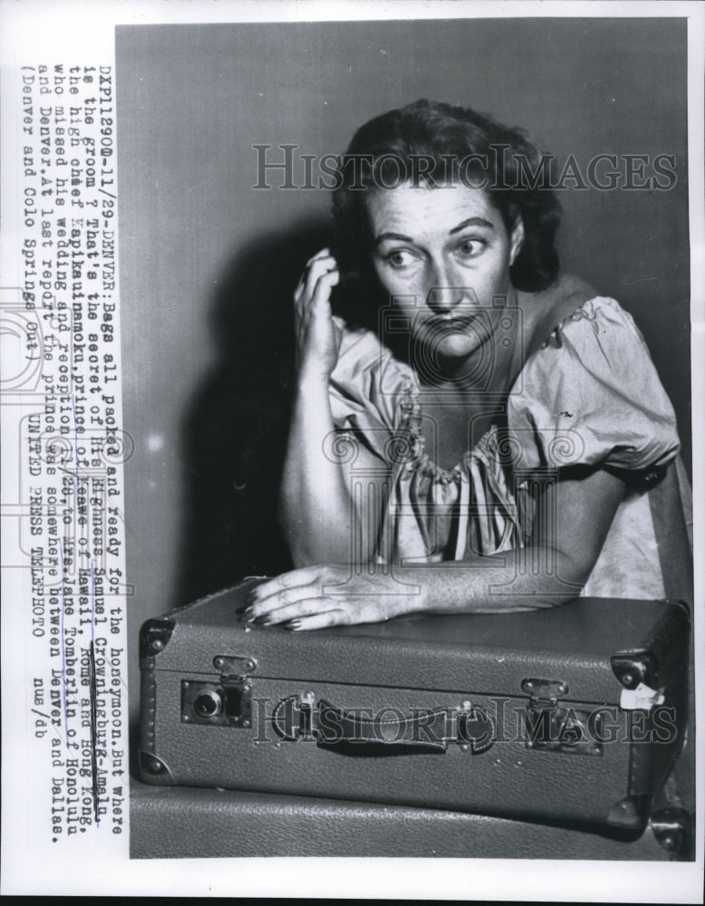 1956 Press Photo Mrs. Jane Tomberlin with a travelling bag - Historic Images