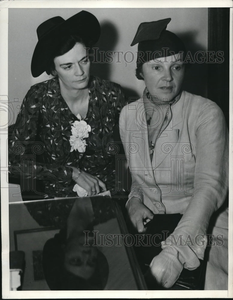 1937 Press Photo Leopoldine Herczeg with her lawyer Mildred Gilmore at the court - Historic Images