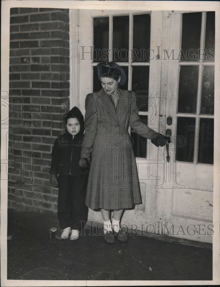 1948 Press Photo Mrs.Albert Harvis and Daughter Connie at Twinsburg Schools - Historic Images