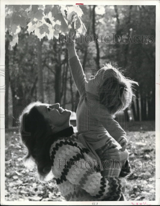 Press Photo Use of back lighting with the sun from behind for this photograph - Historic Images
