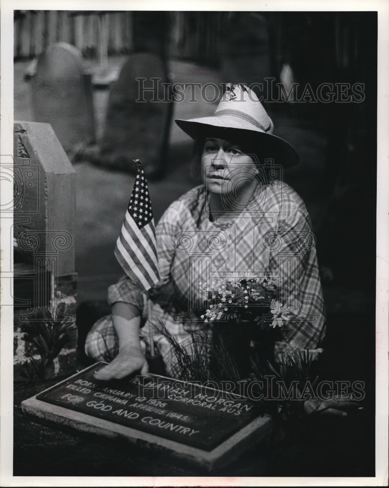 Press Photo Evie Mc Elroy &amp; Carrie Morgan at The Morgan Yard - Historic Images