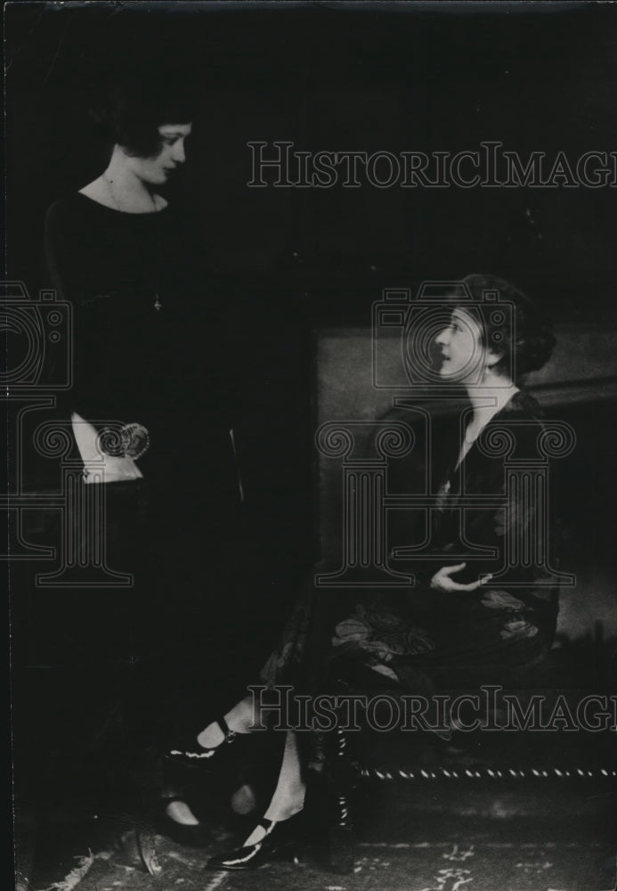 1931 Press Photo Mrs. Florence Wilson talking to her friend - Historic Images