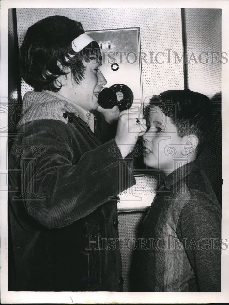 1963 Press Photo Elaine Chaplail and Cousin in tears at O'Hare Intl.Airport. - Historic Images