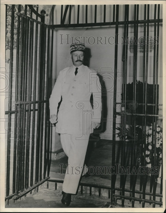 1943 Press Photo Henri Honore Giraud emerging after placing a wreath to the tomb - Historic Images