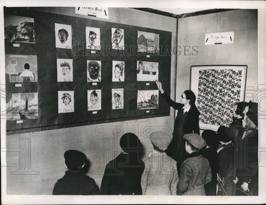 1938 Press Photo Anne Ollivand  & US childrens art on display in France - Historic Images
