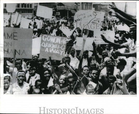 1970 Press Photo Jubilant Nigerians express feelings as they parade - Historic Images
