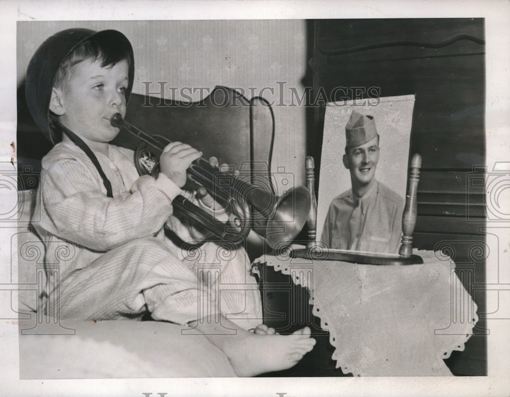 1945 Press Photo James F. Shanley III with his dad&#39;s picture - Historic Images