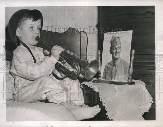 1945 Press Photo James F. Shanley III with his dad's picture - Historic Images