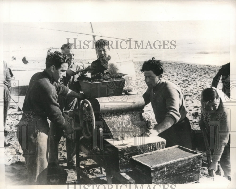 1940 Press Photo The miners at work using the Liguori invention - Historic Images