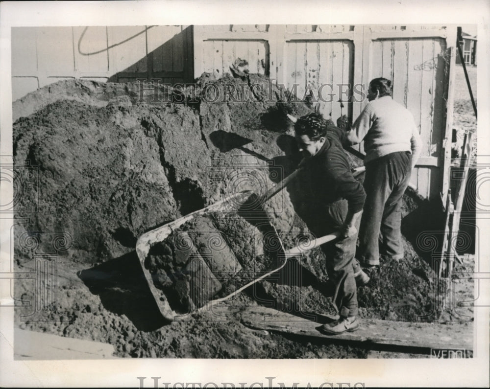 1940 Press Photo A mound of the iron extracted from the lido sand. - Historic Images