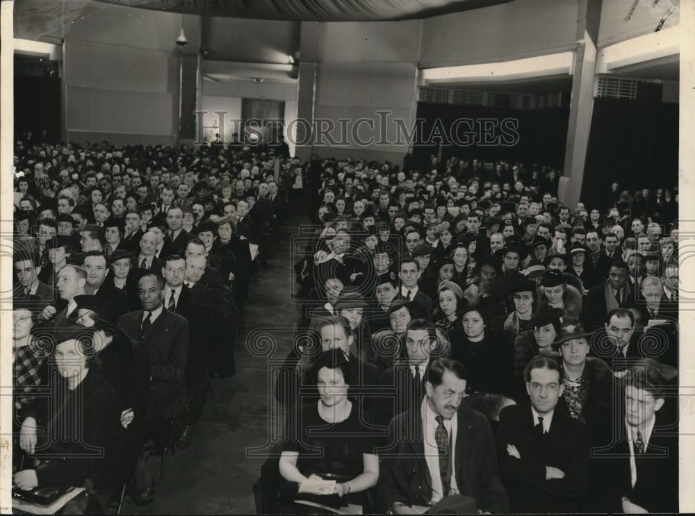 Undated Press Photo Applicants for positions as Census Enumerators assemble. - Historic Images