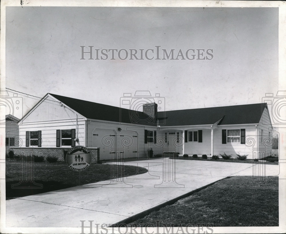 1960 Press Photo Medallion Home Rehab at Strongsville, Ohio - Historic Images