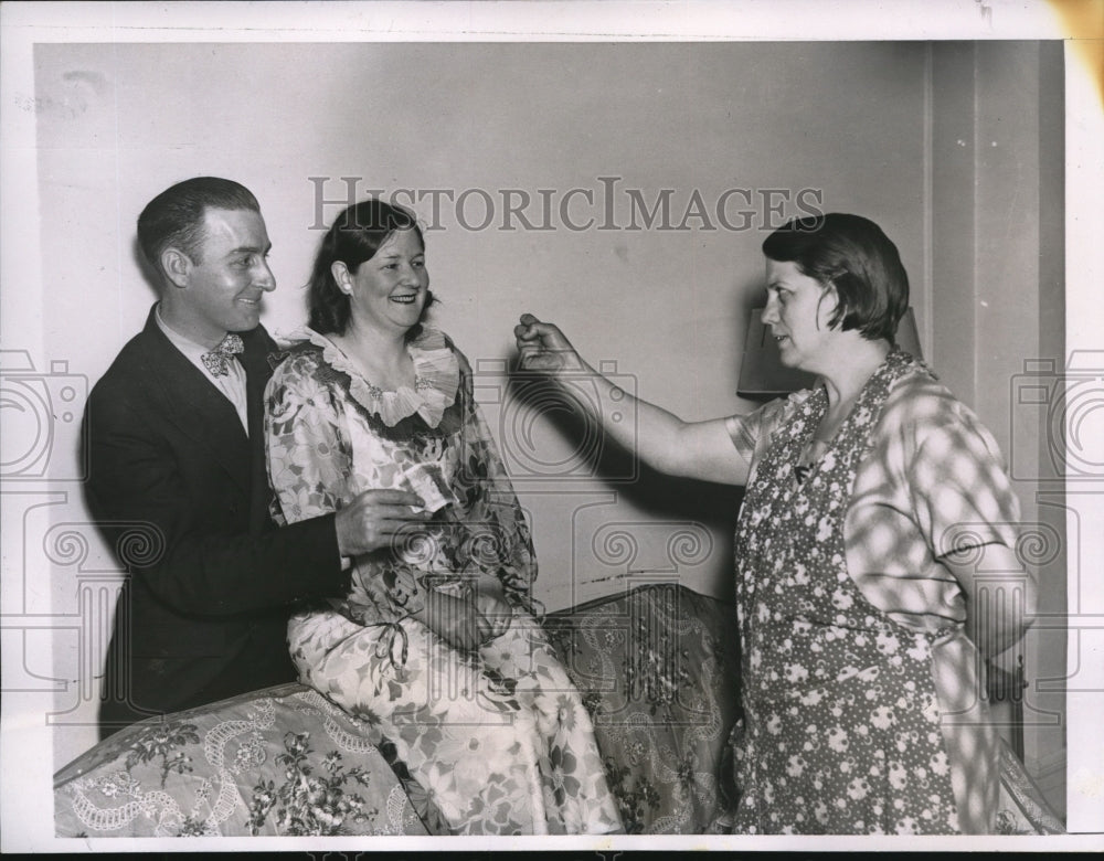 1935 Press Photo William Cunnie with his wife, Gladys and Mrs. Catherine Murtha - Historic Images