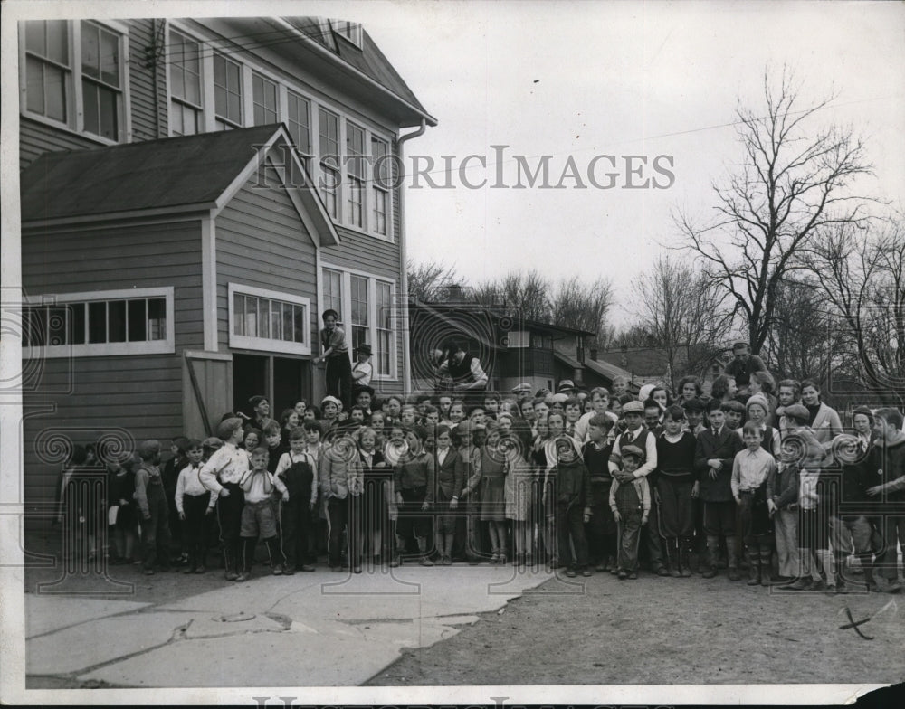 1934 Press Photo The pupils of one of the public schools to close - Historic Images