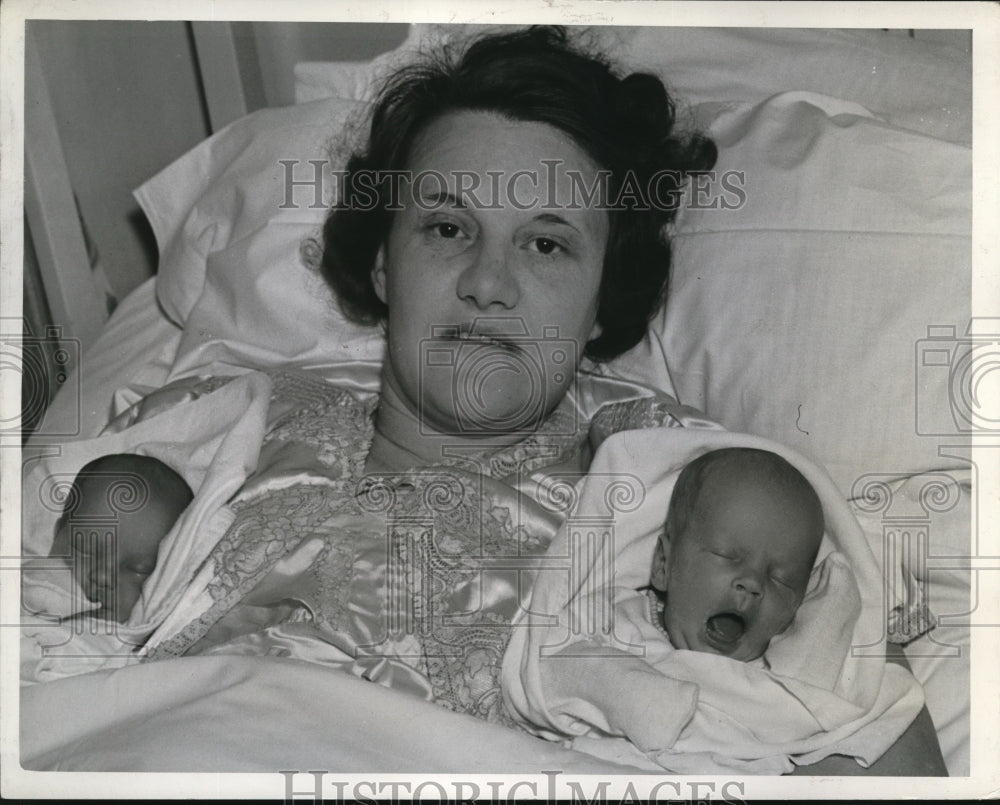 1939 Press Photo Judith Marie and John Russell Bockmore with their mother - Historic Images